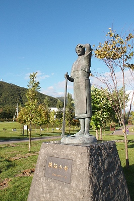 「開拓の母」銅像