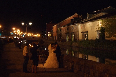 ウェディングドレス姿のカップルが撮影