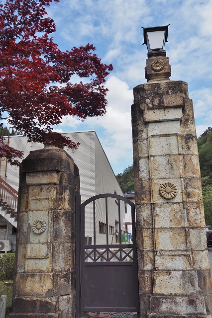生野銀山　菊の門柱