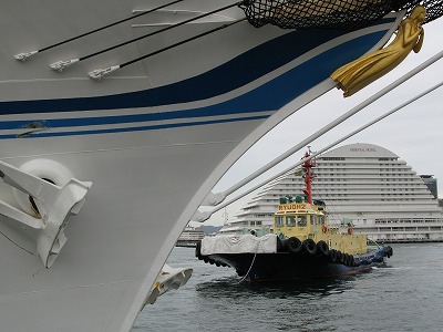 タグボートに引かれる海王丸