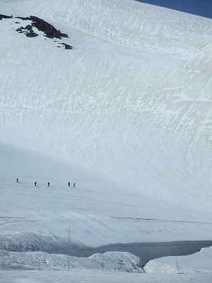 雪の大谷とスキーヤー