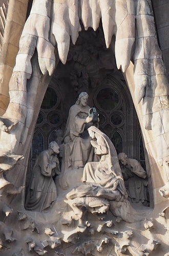 サグラダ・ファミリア　生誕のファサード　聖母マリアの戴冠