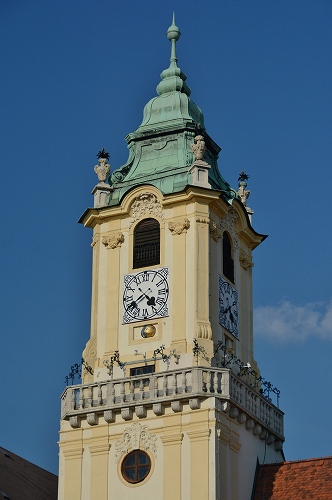 フラヴネー広場　市庁舎の塔