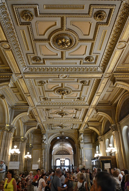 ウィーン国立オペラ座　玄関ホール