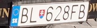 スロバキアの国章のついたナンバープレート