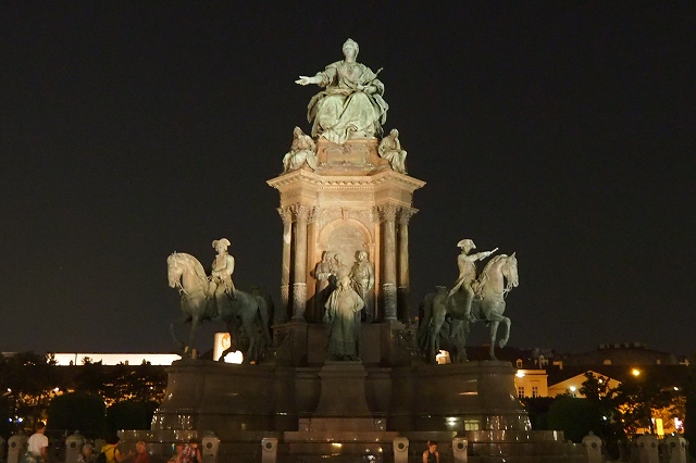 マリア・テレジア像の夜景