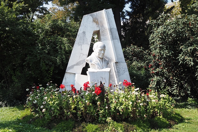 フランツ・レハール像