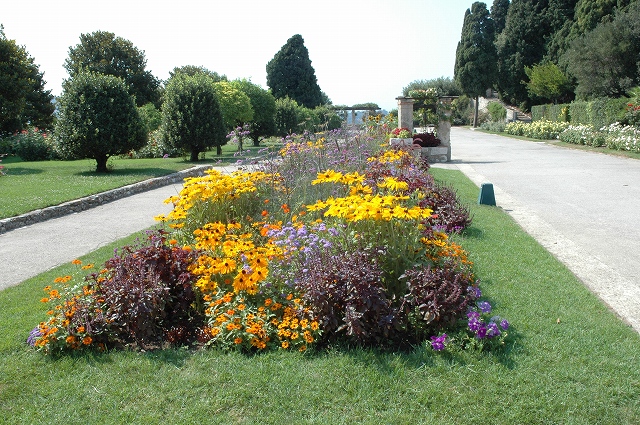 シミエ修道院の庭の花壇