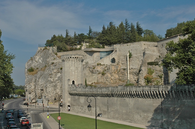 ロシェ・デ・ドンの岸壁と城壁