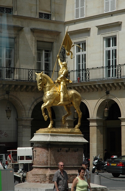 リヴォリ通りのジャンヌ・ダルク像