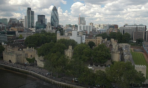 タワー・ブリッジから見たロンドン塔
