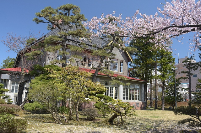 庭園内部から見た洋館３