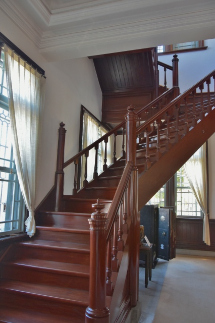 玄関入ってすぐ左にある階段