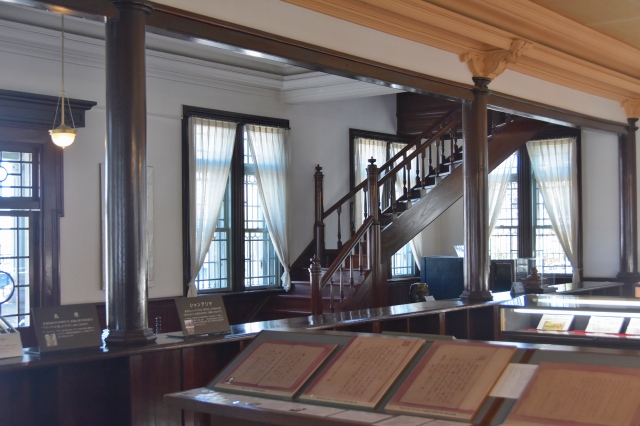 別角度からの玄関左の階段