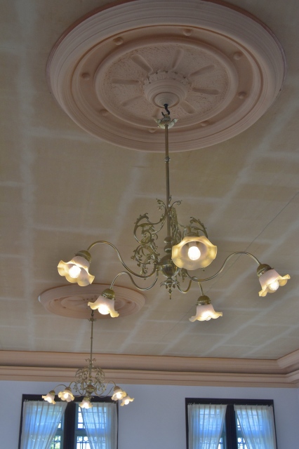 1階営業室の天井とシャンデリア