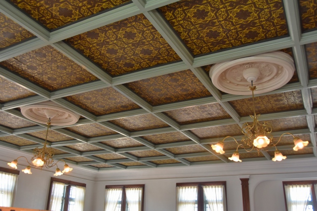 大会議室の天井壁紙（金唐革紙）