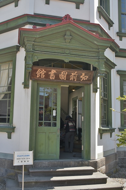 旧弘前市立図書館の玄関