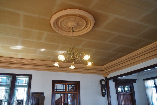 1階営業室のシャンデリア