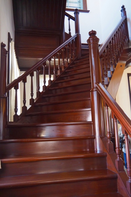 玄関入ってすぐ左にある階段