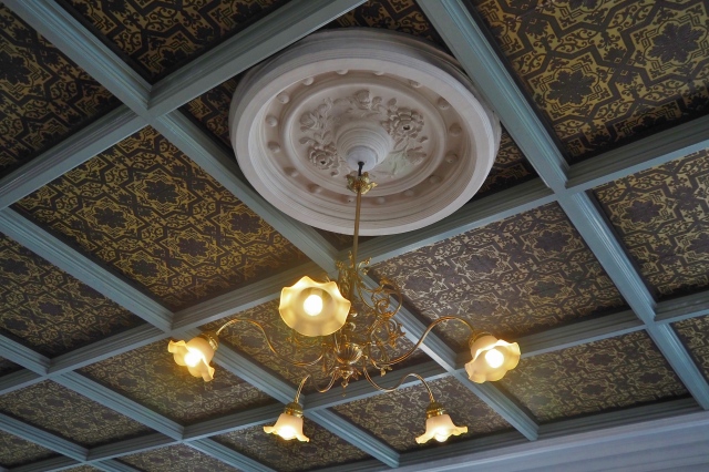 2階大会議室の天井とシャンデリア
