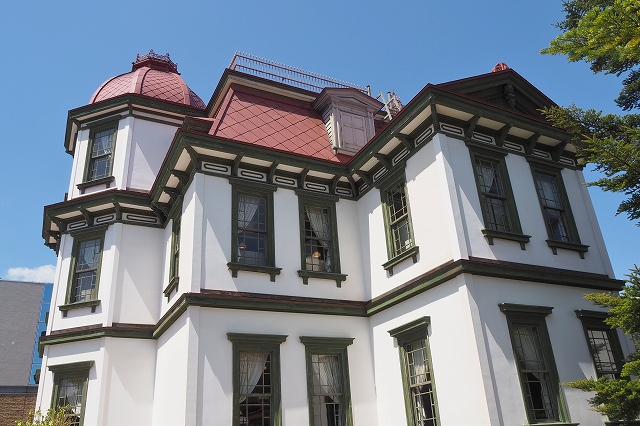 旧弘前市立図書館の左横