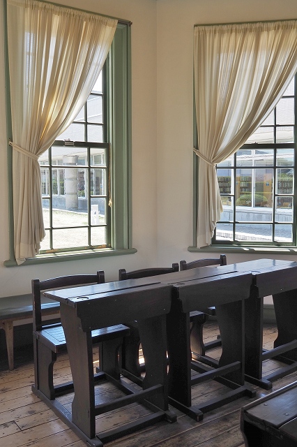 婦人閲覧室の机