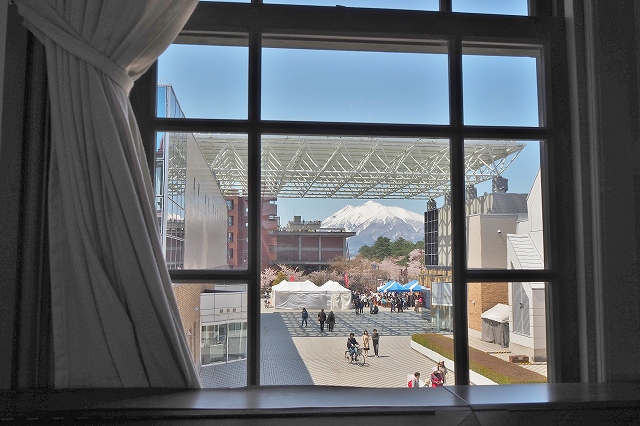 2階の窓からの岩木山と桜