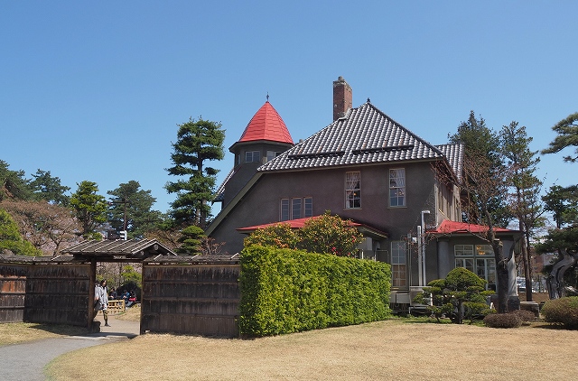 庭園内部から見た洋館１