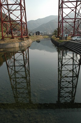 川に映る鉄橋