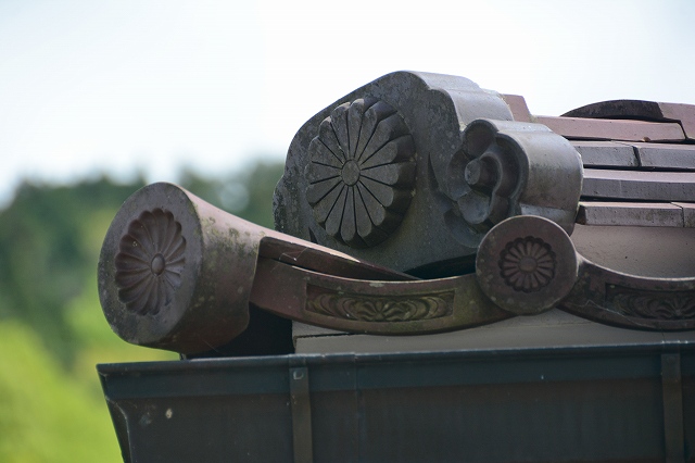 旧神子畑鉱山事務舎(ムーセ旧居) 菊の紋章の瓦