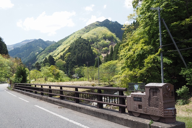 1円電車がモチーフの欄干の橋