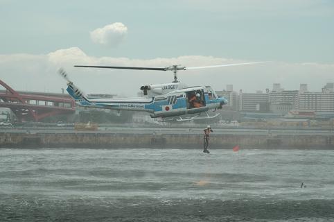 海上保安部ヘリコプターによる海難救助訓練