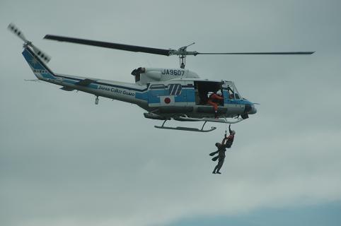 海上保安部ヘリコプターによる海難救助訓練