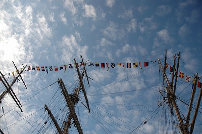 国旗で飾られた海王丸