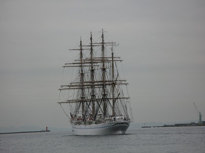 神戸港を出港する海王丸
