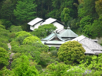 円覚寺からの東慶寺