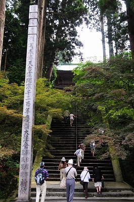 根本中堂から文殊楼への石段