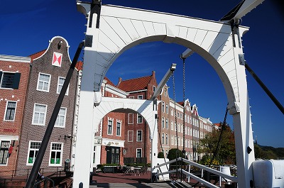 跳ね橋とホテルアムステルダム
