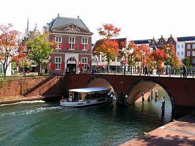 紅葉と運河