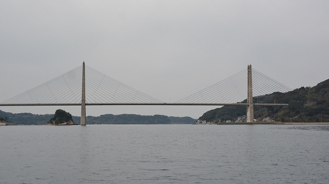 七ツ釜遊覧船「イカ丸」から見た呼子大橋