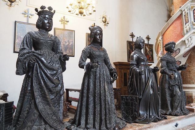 宮廷協会のブロンズ像