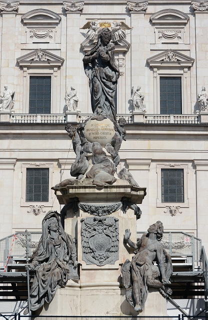 ザルツブルク大聖堂正面のファサードの前のマリア像