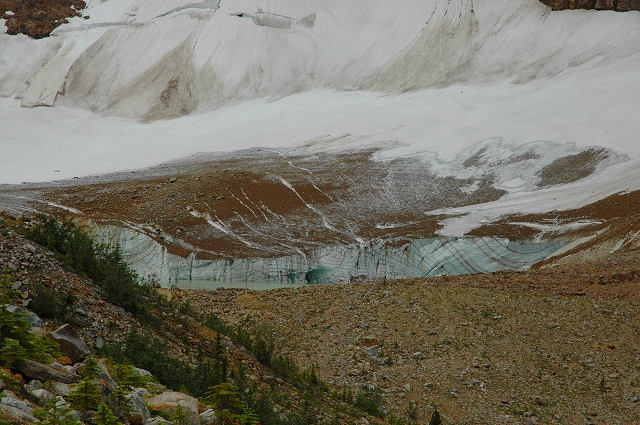エディス・キャベル山の氷河湖１