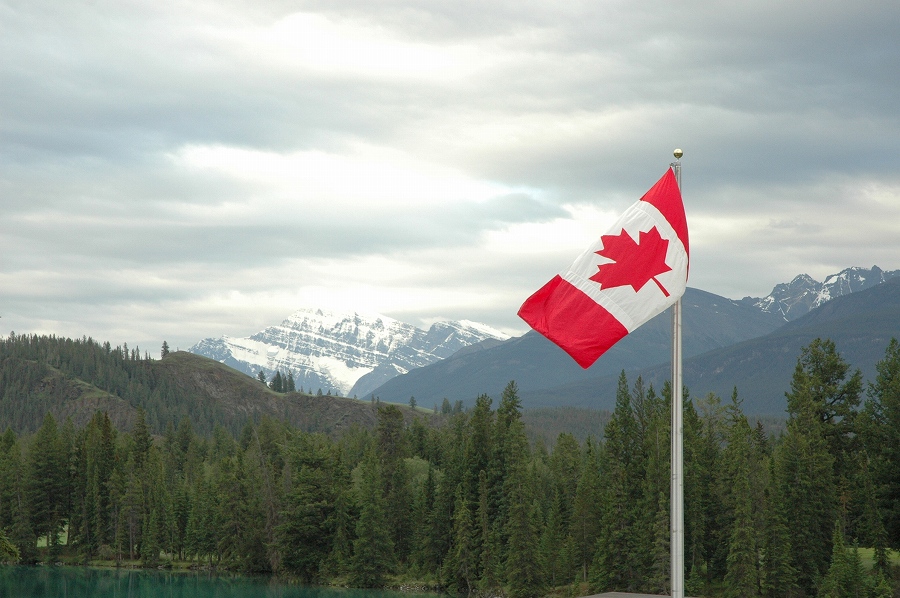 エディスキャベル山山頂とカナダ国旗
