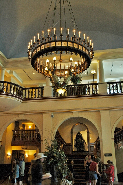 シャトーレイク・ルイーズロビー