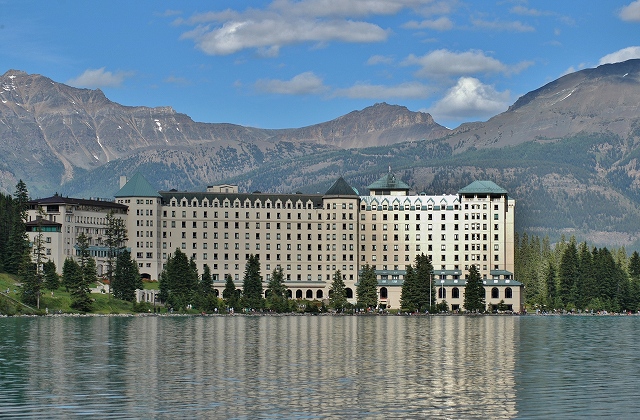 レイク・ルイーズ湖畔ホテル側２