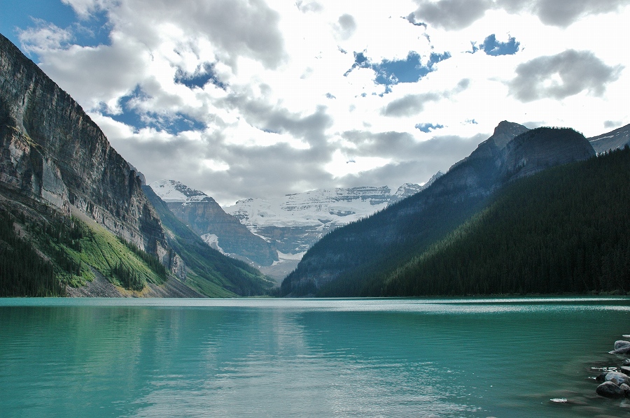 18時過ぎのレイク・ルイーズ湖畔