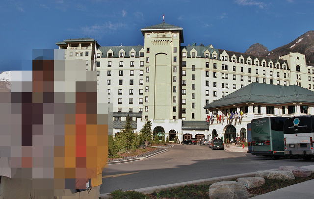 ホテル正面にて