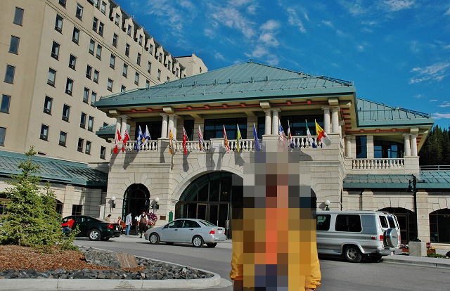 ホテル入口にて