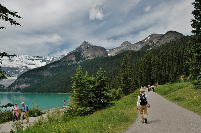 レイク・ルイーズ湖畔の道